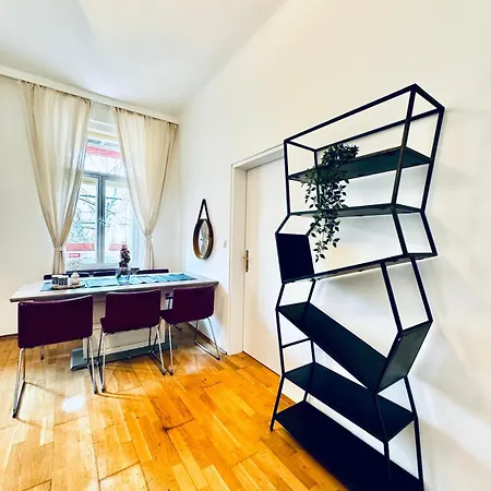 Apartment 2br For 6 People, Only 17 Minute Walk To Schoenbrunn Vienna