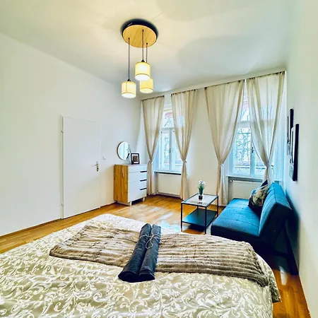 2br For 6 People, Only 17 Minute Walk To Schoenbrunn Apartment