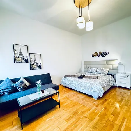Apartment 2br For 6 People, Only 17 Minute Walk To Schoenbrunn *