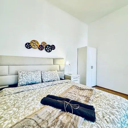 Apartment 2br For 6 People, Only 17 Minute Walk To Schoenbrunn Vienna