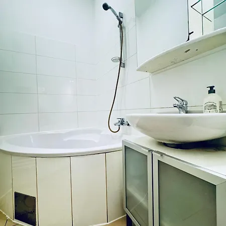 Apartment 2br For 6 People, Only 17 Minute Walk To Schoenbrunn Vienna