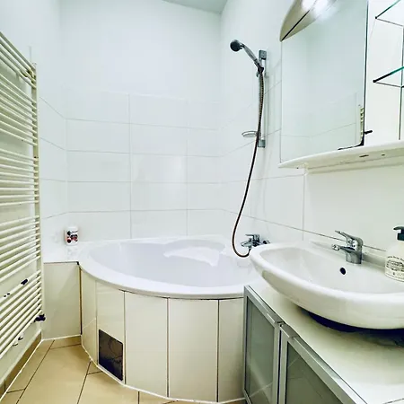 2br For 6 People, Only 17 Minute Walk To Schoenbrunn * Vienna