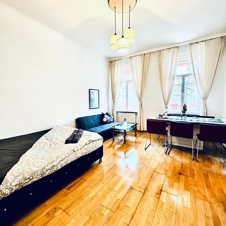 Apartment 2br For 6 People, Only 17 Minute Walk To Schoenbrunn