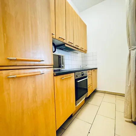 2br For 6 People, Only 17 Minute Walk To Schoenbrunn Apartment *