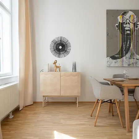 Vibrant 107 M2 Flat In The Center *