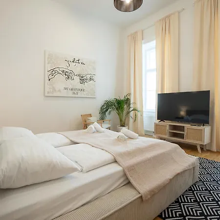 Vibrant 107 M2 Flat In The Center *