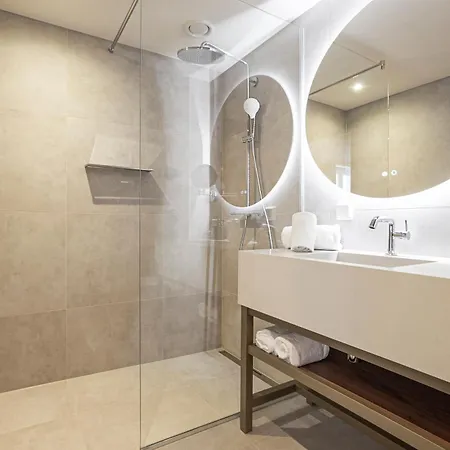 Fortyplusone - Newly Renovated! Hotel Wenen
