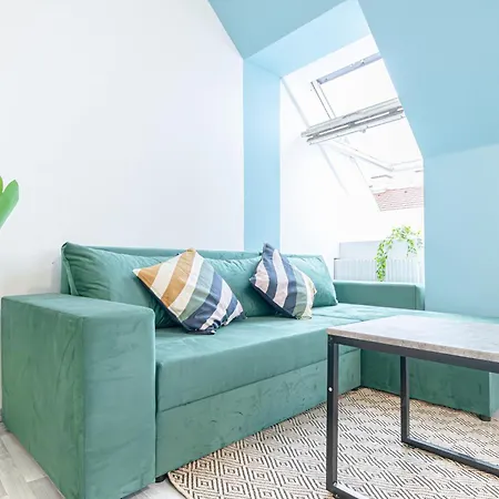 Lovely 2 Bedroom 1 Lr In Heart Of Apartment