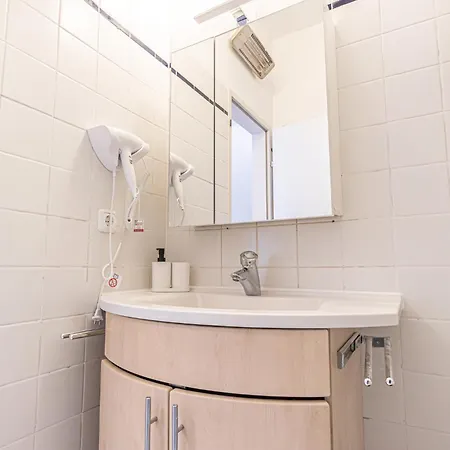 Lovely 2 Bedroom 1 Lr In Heart Of Apartment