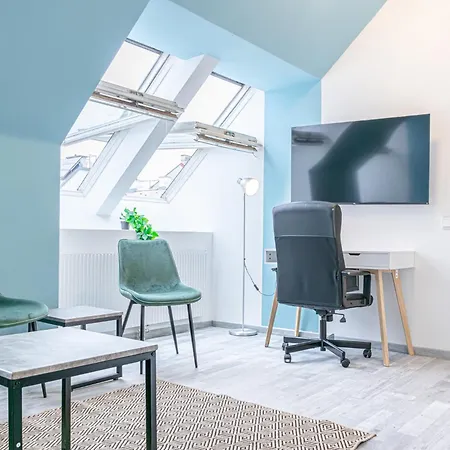 Lovely 2 Bedroom 1 Lr In Heart Of Apartment *