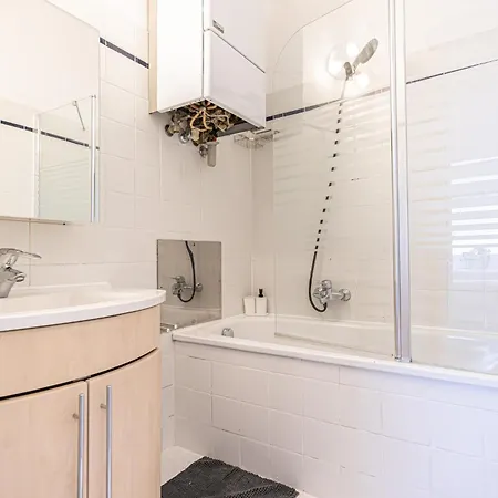 Lovely 2 Bedroom 1 Lr In Heart Of Apartment *
