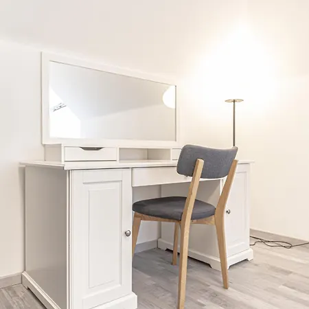Lovely 2 Bedroom 1 Lr In Heart Of