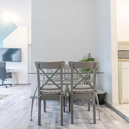 Apartment Lovely 2 Bedroom 1 Lr In Heart Of