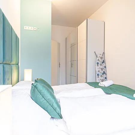 Lovely 2 Bedroom 1 Lr In Heart Of Apartment *