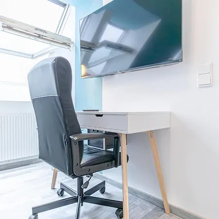 Lovely 2 Bedroom 1 Lr In Heart Of Apartment *