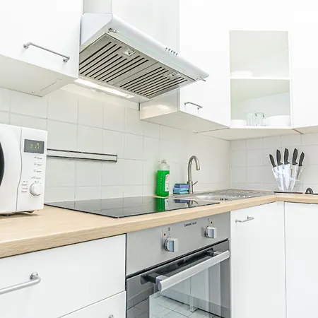 Lovely 2 Bedroom 1 Lr In Heart Of Apartment *
