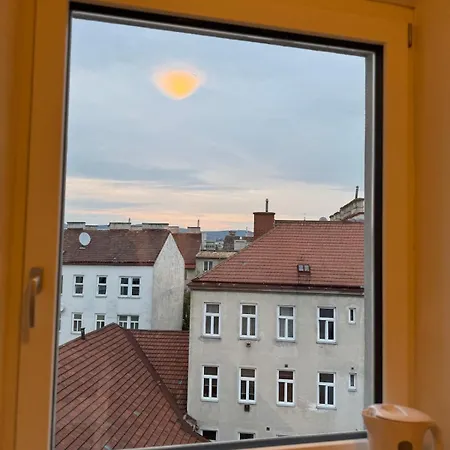 Cozy With Balcony Near Yppenplatz! * Viena
