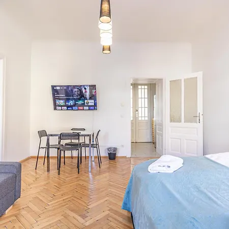 Comfortable & Amazing 2 Bedroom Hideaway W Local Flair *