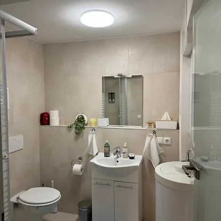 And Wellness Oase, House Floor, Garden, Jacuzzi, Small Breakfast, Close To U1 Station *