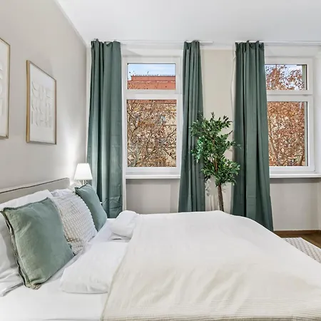 Modern Bright I Close To S-bahn I 5 Min To Shopping Mall Apartment