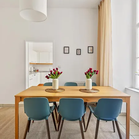 3 Bedrooms I 110 Square Meter I Walk To Sights Apartamento *