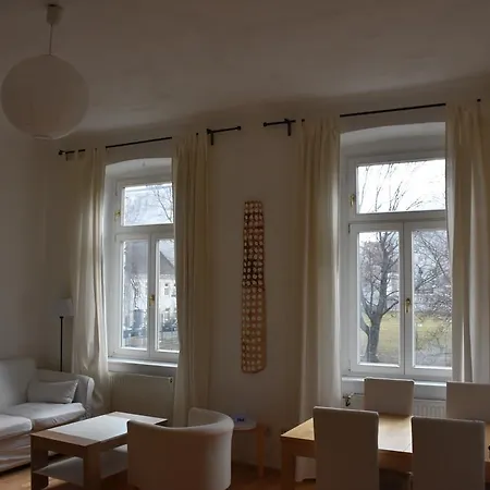 Apartment Living & Loving In *