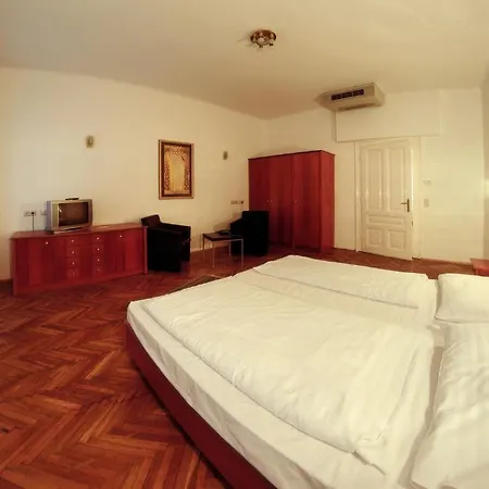 Carlton Opera Hotel