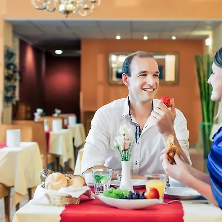 Josefshof Am Rathaus Hotel 4*