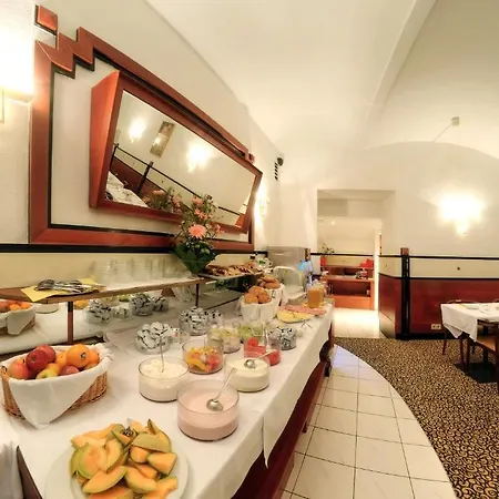 Carlton Opera Hotel 3*