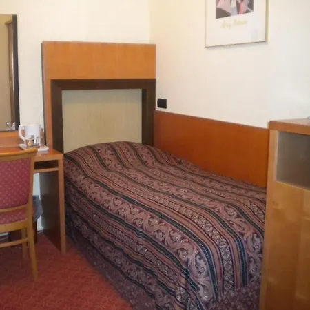 Carlton Opera Hotel 3*