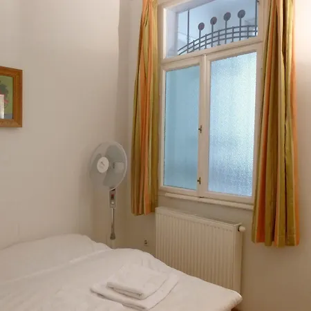 Maximillian Aparthotel 2*
