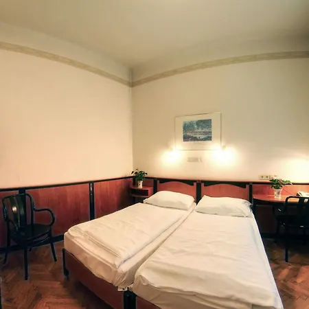 Carlton Opera Hotel