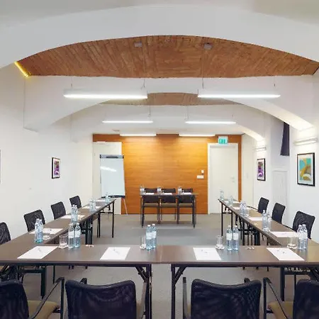Fortyplusone - Newly Renovated! Hotel Wenen