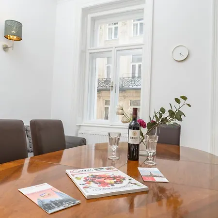 Senator Stephansplatz By Ichbucheat Apartment *