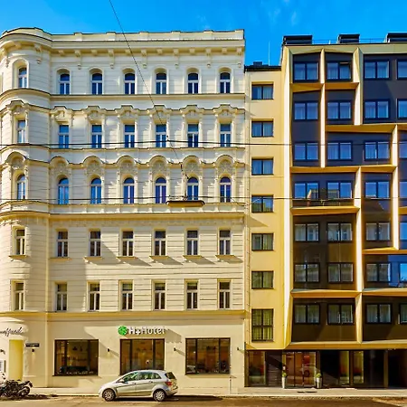 Hotel H+