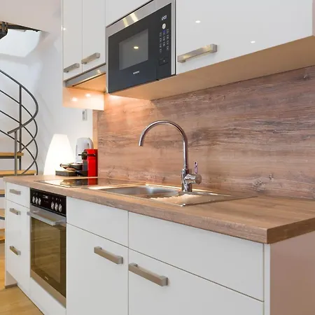 Ullmann 1150 Apartment *
