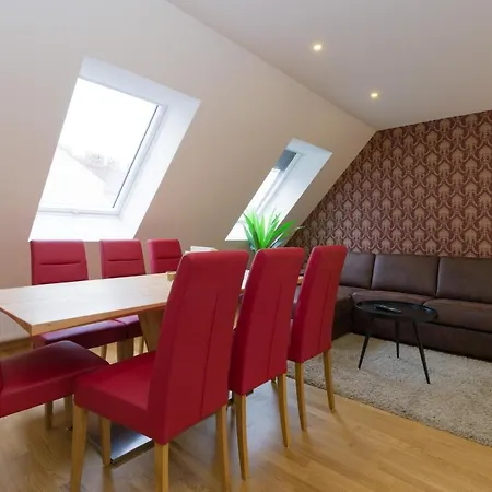 Ullmann 1150 Apartment