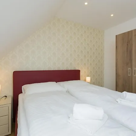 Ullmann 1150 Apartment *