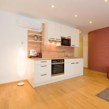 Ullmann 1150 Apartment *