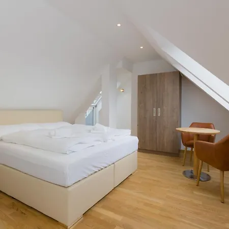 Ullmann 1150 Apartment *