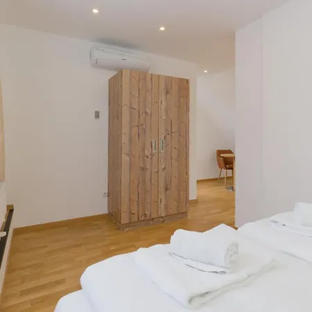 Ullmann 1150 Apartment