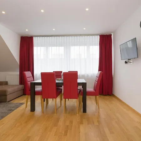 Ullmann 1150 Apartment