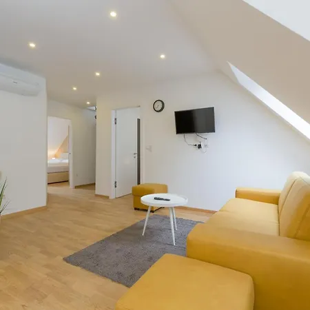 Ullmann 1150 Apartment