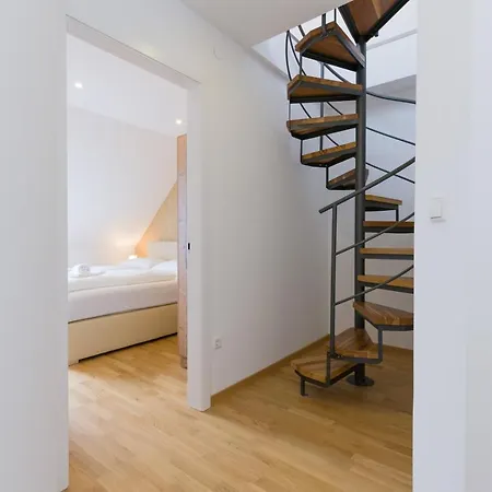 Ullmann 1150 Apartment *