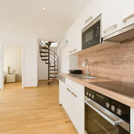 Ullmann 1150 Apartment *