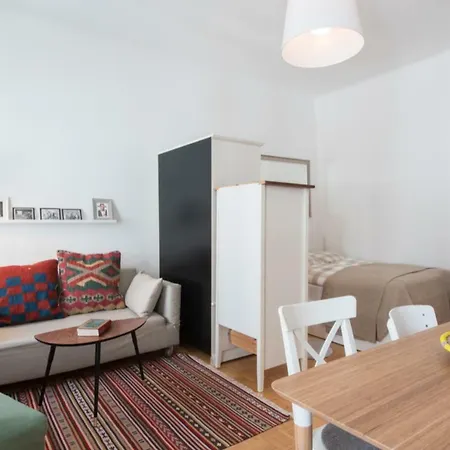 Lovely In A Quiet Area Close To The Center Apartment *