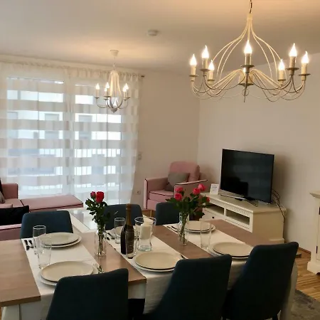 White Vintage Park View Apartment Vienna