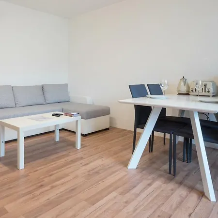 Spacious With Balcony Apartment *
