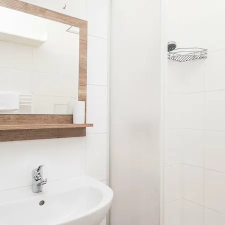 Tiny Hideaway Apartment *