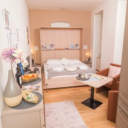 Tiny Hideaway Apartment *